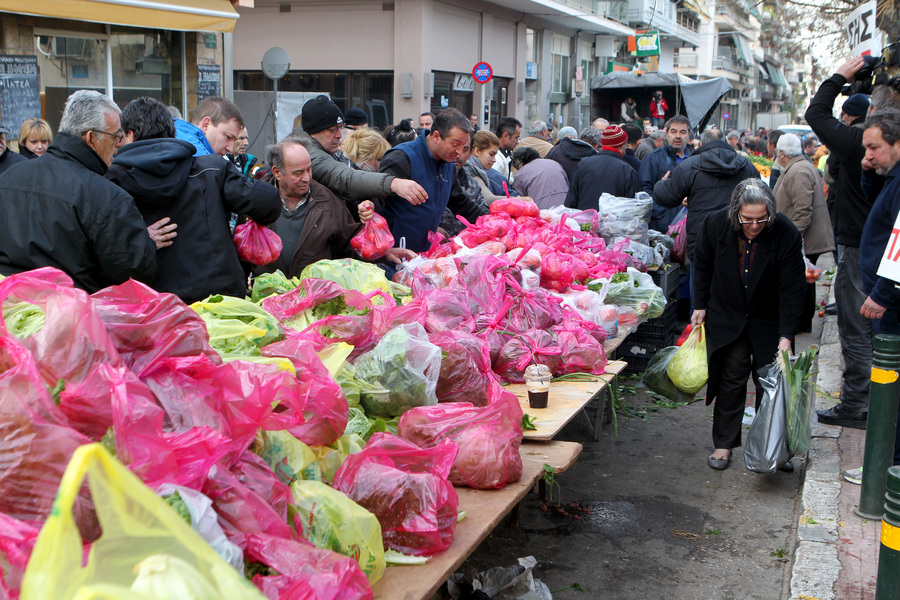 Κόσμος παίρνει δωρεάν φρούτα και λαχανικά σε λαϊκή αγορά, Τετάρτη 27 Ιανουαρίου 2016. Παραγωγοί και πωλητές των λαϊκών αγορών στον Κολωνό, στη συμβολή των οδών Λένορμαν και Επιδαύρου σε μια εκδήλωση διαμαρτυρίας μοίρασαν λαχανικά και φρούτα δωρεάν στον κόσμο. Οι λαϊκές αγορές θα μείνουν κλειστές την Τετάρτη 27 και την Πέμπτη 28 Ιανουαρίου καθώς η Πανελλαδική Ομοσπονδία Συλλόγων Παραγωγών Αγροτικών Προϊόντων Πωλητών Λαϊκών Αγορών αποφάσισε την παρουσία τους τα μπλόκα των αγροτών. ΑΠΕ-ΜΠΕ/ΑΠΕ-ΜΠΕ/Παντελής Σαίτας
